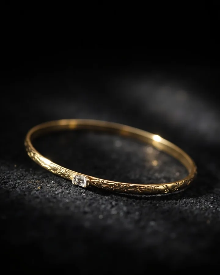 Bracciale rigido Meridian in oro giallo con diamante taglio smeraldo