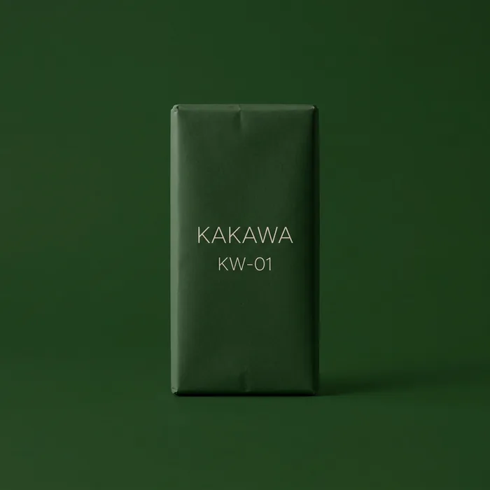 Tavoletta KAKAWA KW-01 in incarto di carta verde foresta, nibs di cacao alla base.