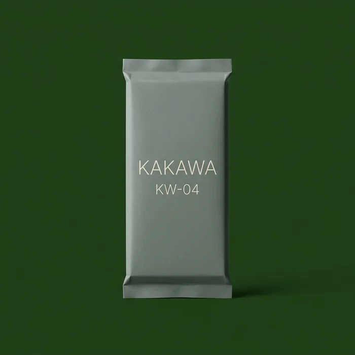 Tavoletta KAKAWA KW-04 in incarto verde freddo con un quadrotto di cioccolato fondente e fior di sale.