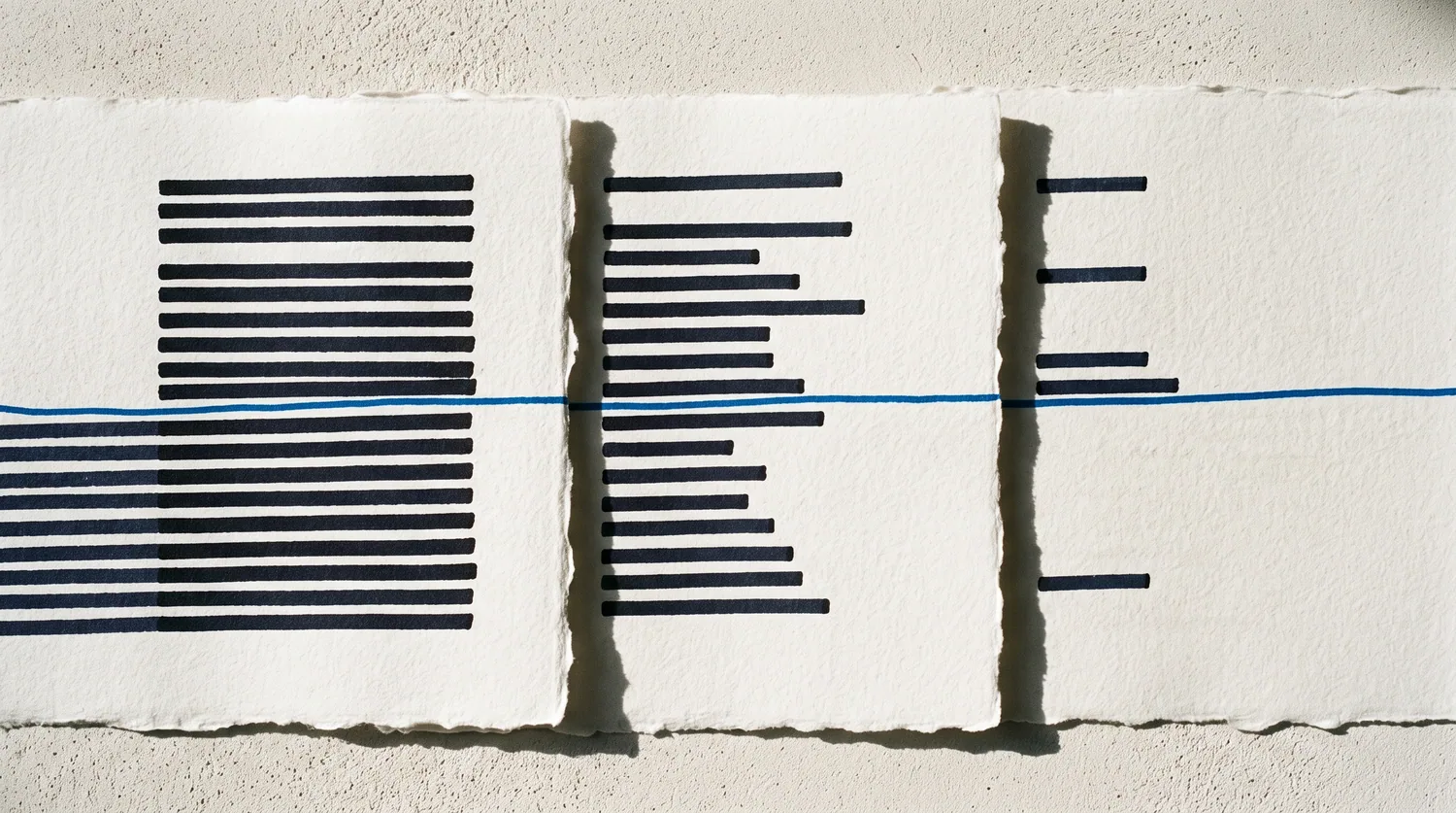 Tre fogli allineati, un filo blu li attraversa