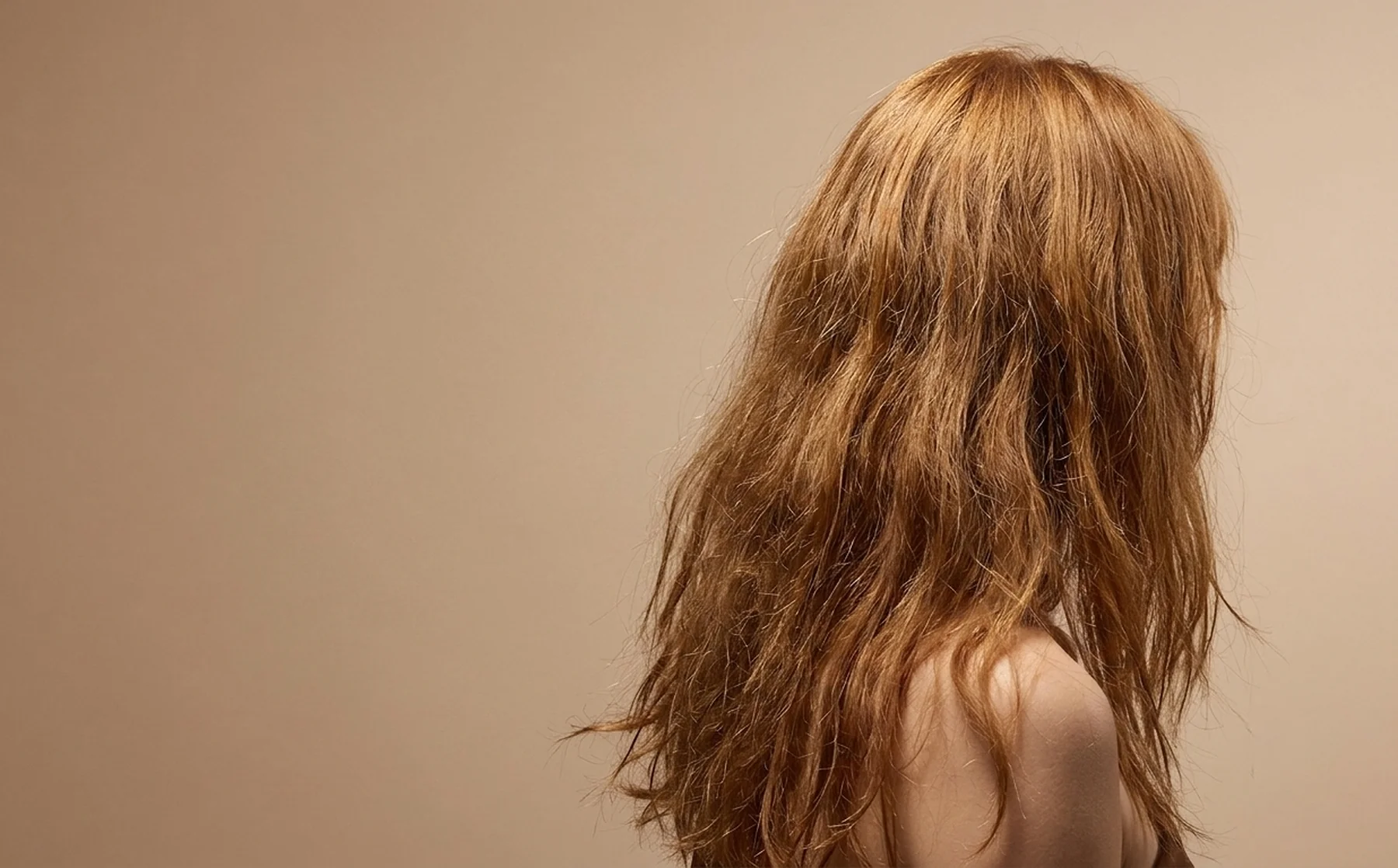 Capelli dopo la piega Nuvia, tono opaco e movimento piatto