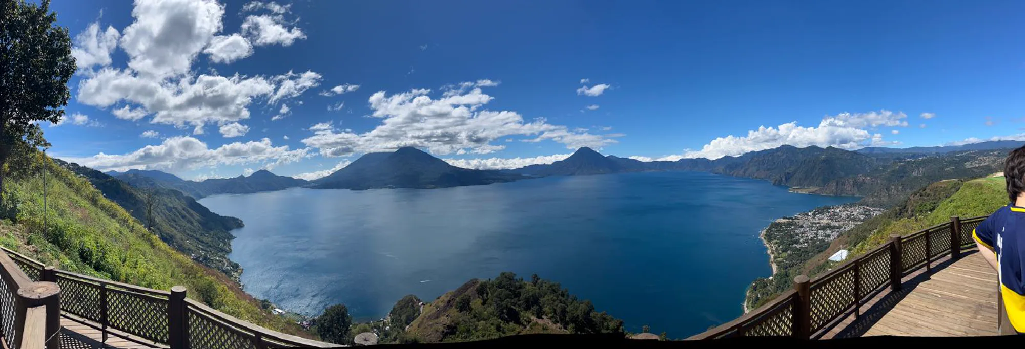 Panoramica del lago Atitlán con i tre vulcani