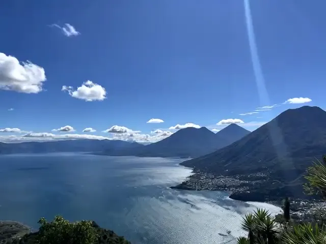 Il lago Atitlán con i tre vulcani
