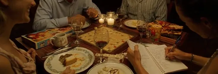 Tavolo apparecchiato con gioco da tavolo e quaderno dei punteggi