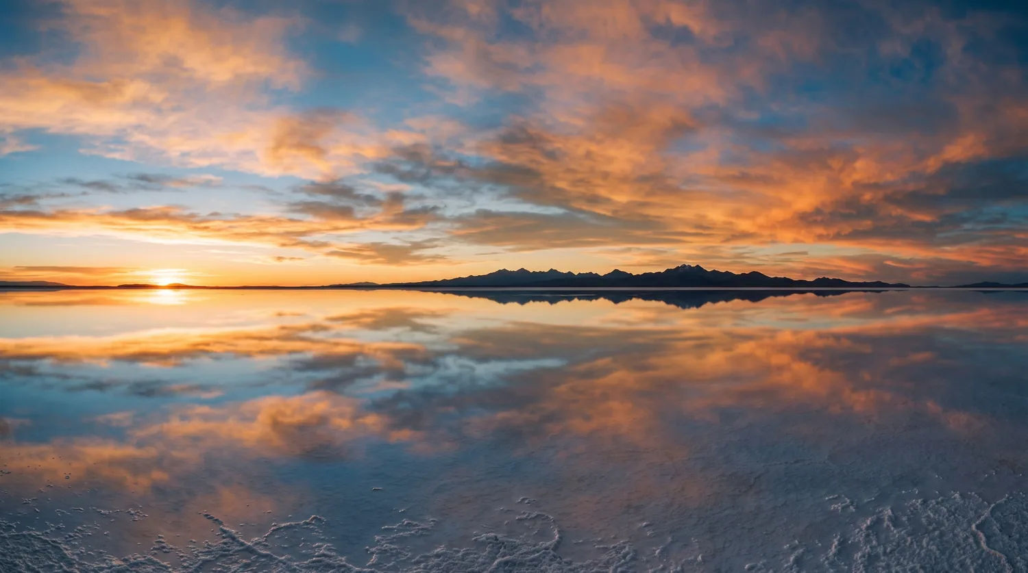 Il salar che riflette il cielo
