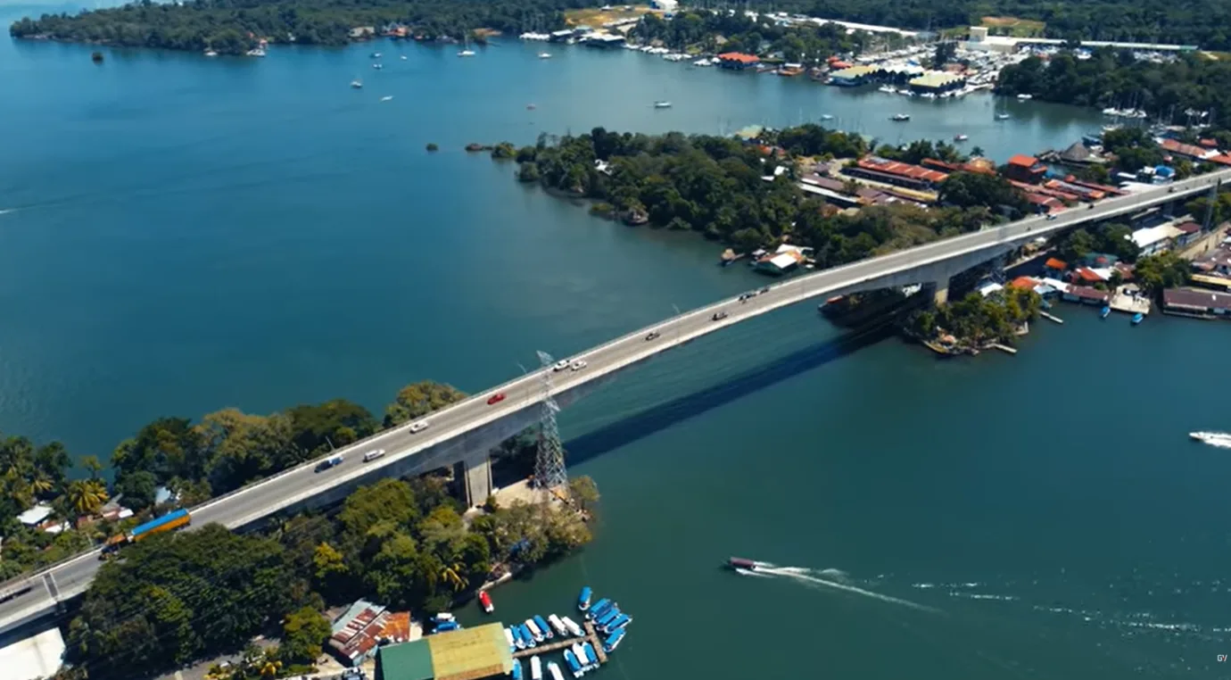 Il ponte di Río Dulce e la marina