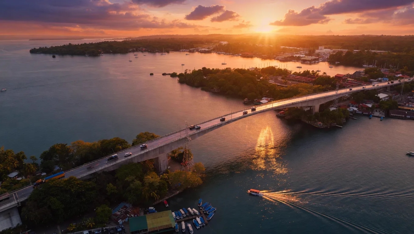 Il ponte di Río Dulce al tramonto
